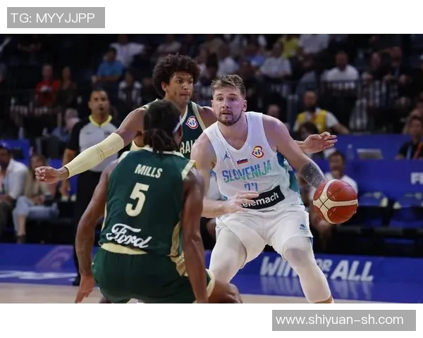 太逗乐了，戈贝尔和布朗聊脱发难题，建议布朗剪个光头造型